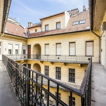 Bpr Thrill Design With A/c * Budapest